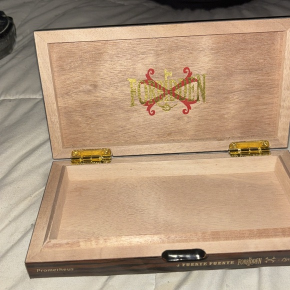 Arturo Fuente Forbidden X the opus x story empty vicarious box / humidor - Picture 3 of 7